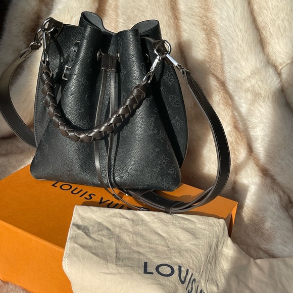 Authentic Louis Vuitton Muria Bucket Bag in Black Mahina Leather - Excel. Cond. - Picture 2 of 10